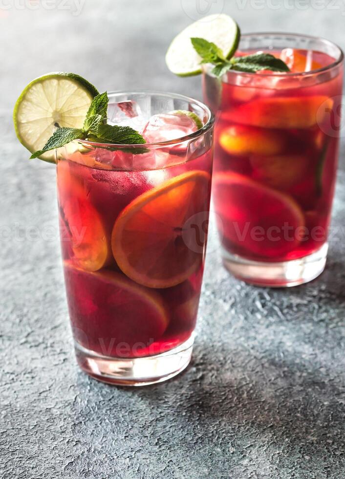 två glasögon med spanska frukt sangria foto