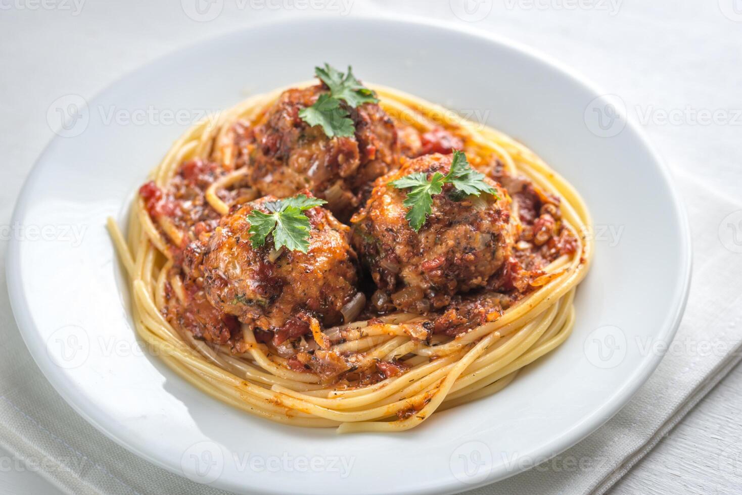 Kalkon köttbullar med pasta och färsk ärtor foto