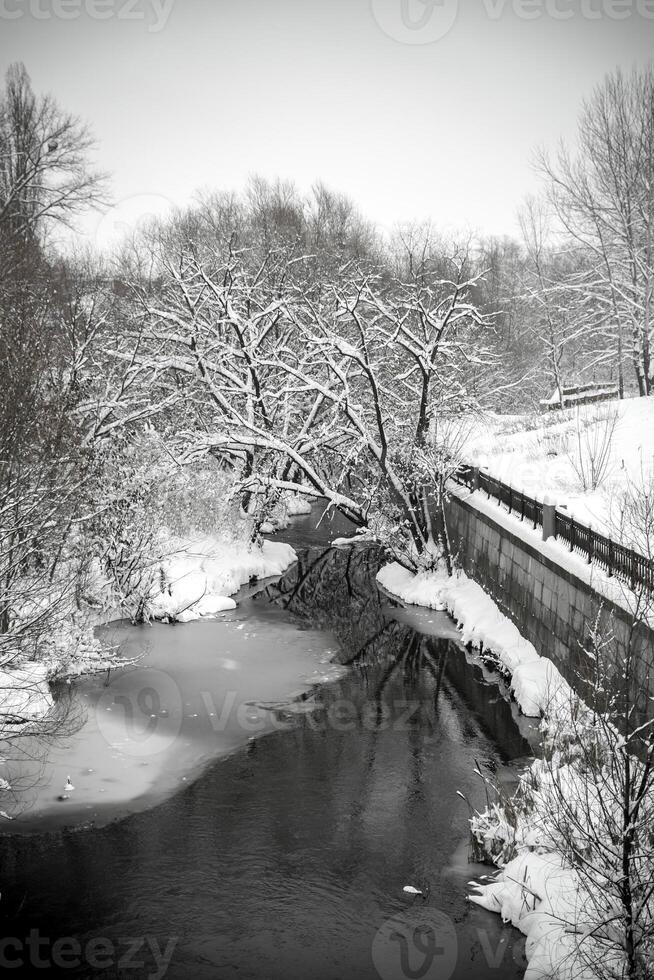 flod på vinter- foto