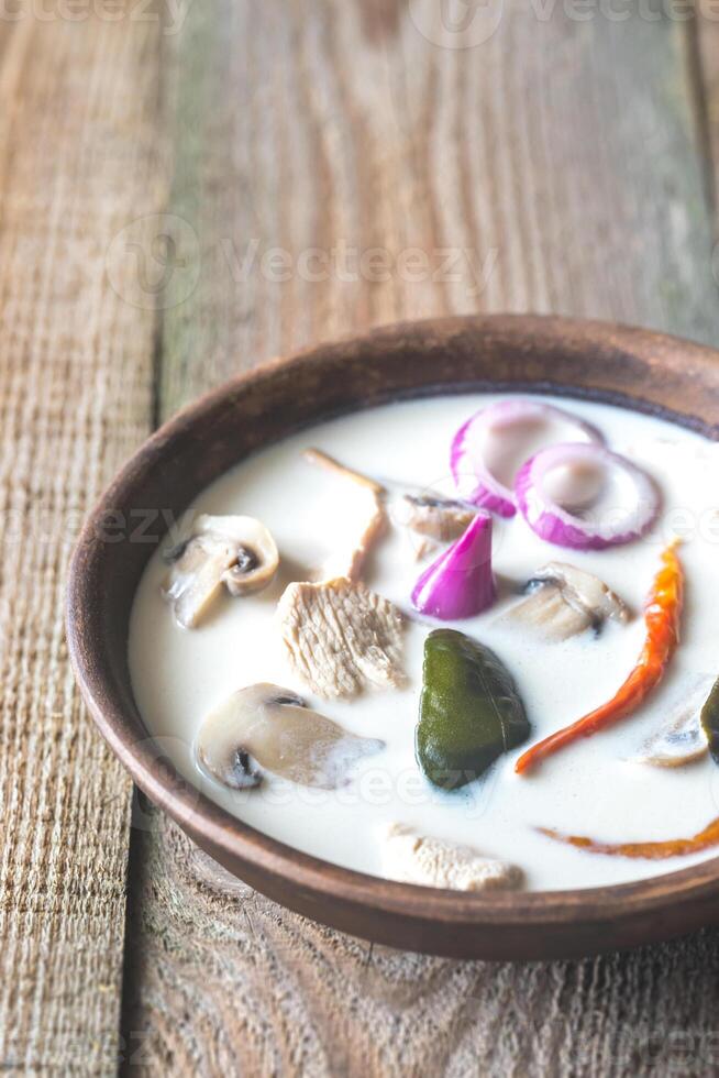 skål av thai tom kha kai soppa foto