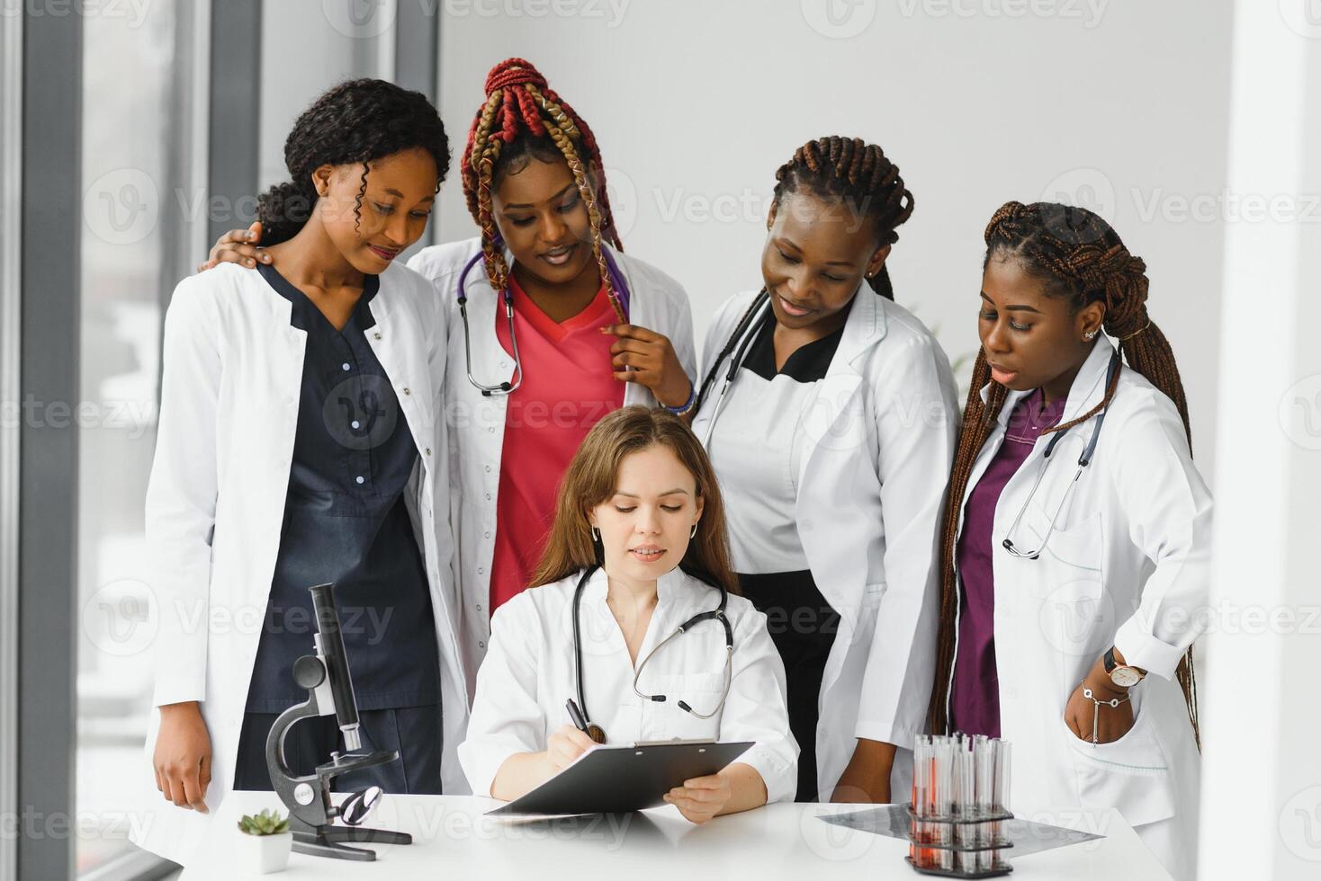 grupp av ung afrikansk medicinsk arbetare på vit bakgrund. foto