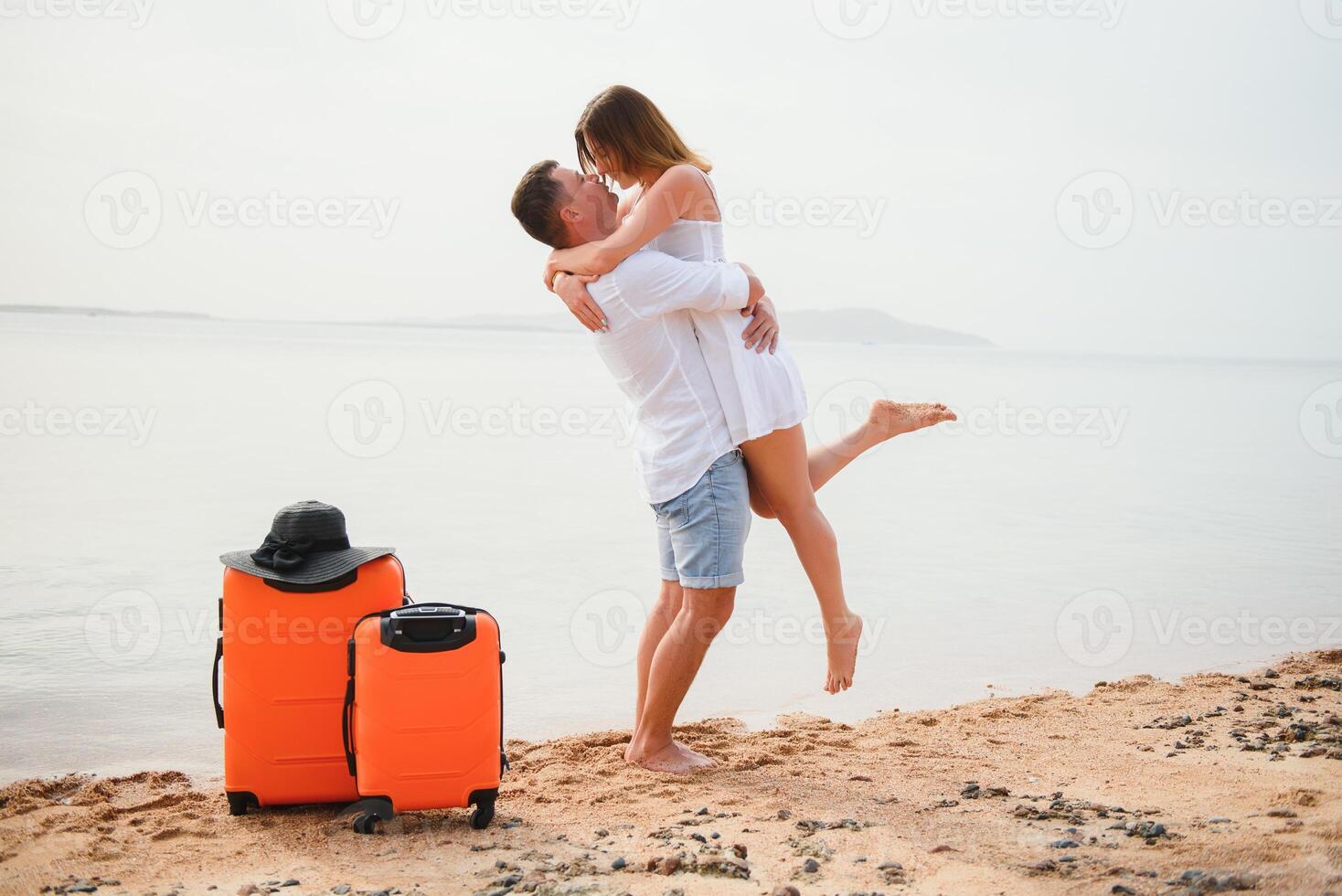 ung par med resväska på de strand i sommar dag. de begrepp av rekreation på hav och resa foto