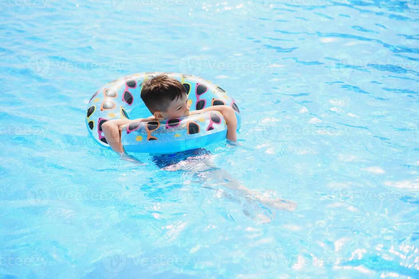 Lycklig barn spelar i simning slå samman. sommar semester begrepp foto