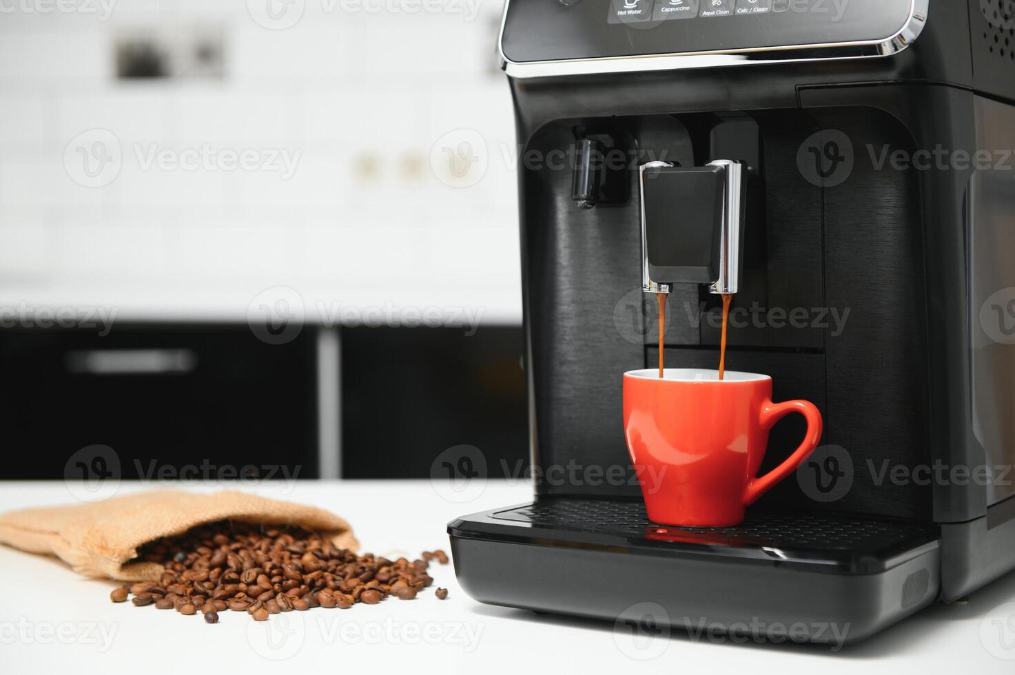 modern espresso kaffe maskin med en kopp i kök foto
