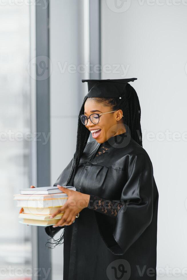 en Söt afrikansk amerikan kvinna examen foto
