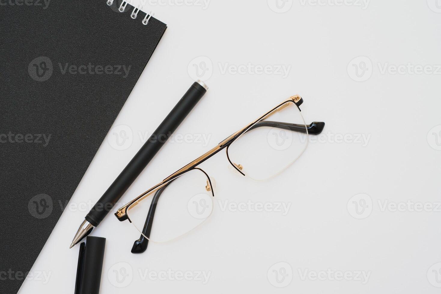 öppnad anteckningsbok med penna och glasögon isolerat foto