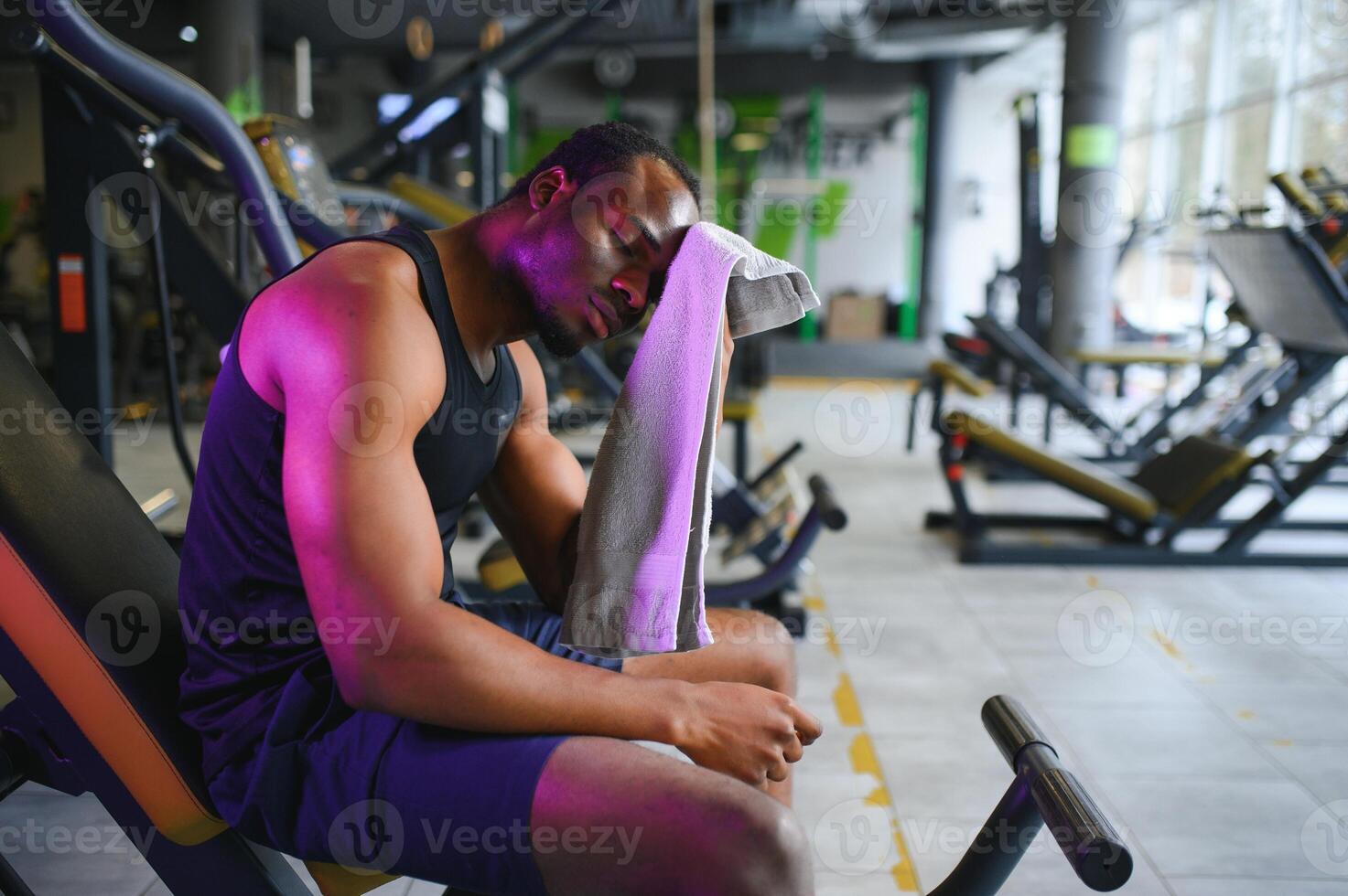 ung afrikan-amerikan man i en Gym framställning till övning foto