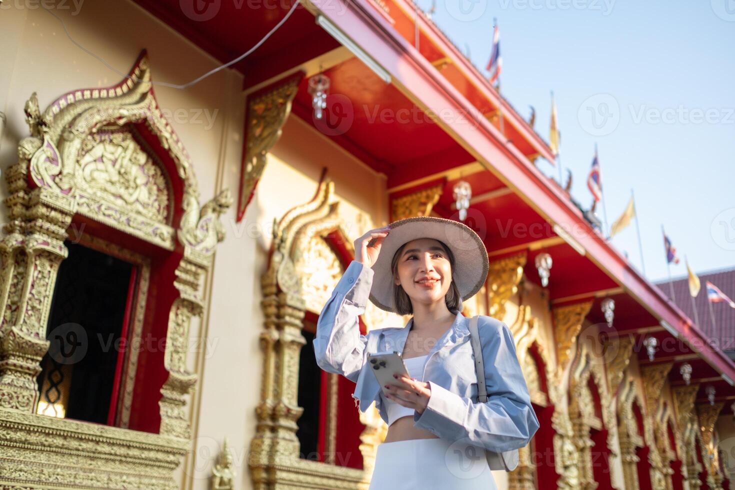 resande asiatisk kvinna reser och gående i bangkok chiang mai tempel, thailand, backpacker kvinna känsla Lycklig utgifterna koppla av tid i Semester resa foto