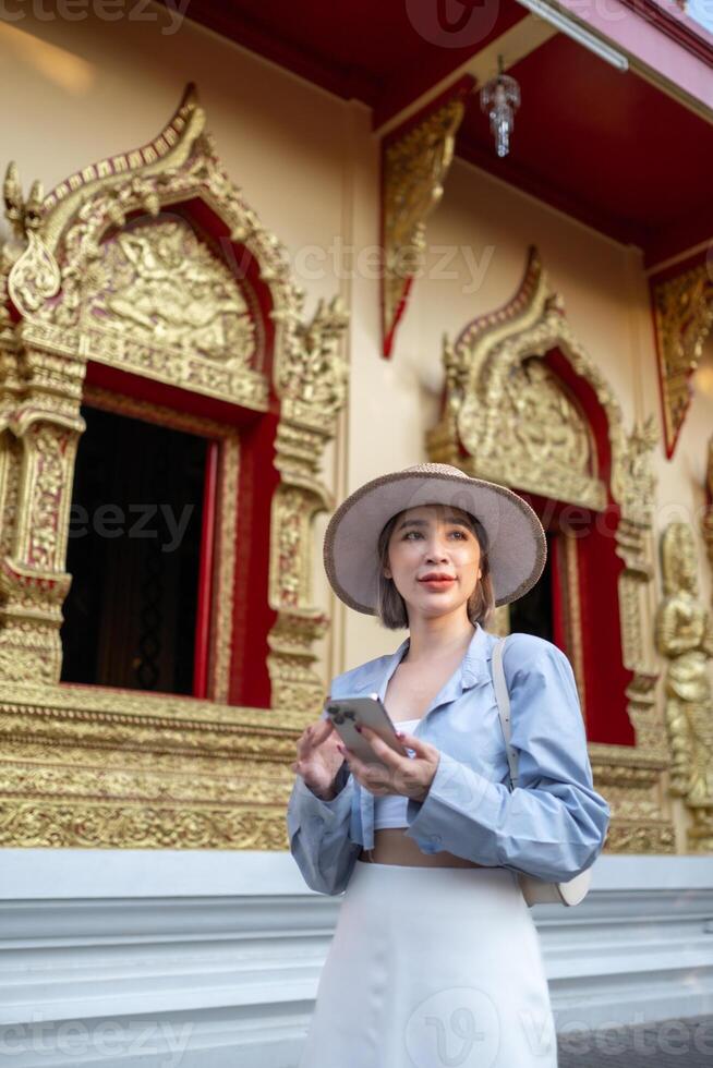 resande asiatisk kvinna reser och gående i bangkok chiang mai tempel, thailand, backpacker kvinna känsla Lycklig utgifterna koppla av tid i Semester resa foto