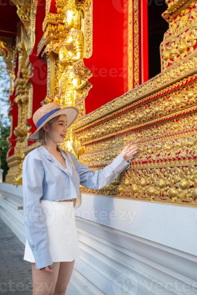 resande asiatisk kvinna reser och gående i bangkok chiang mai tempel, thailand, backpacker kvinna känsla Lycklig utgifterna koppla av tid i Semester resa foto