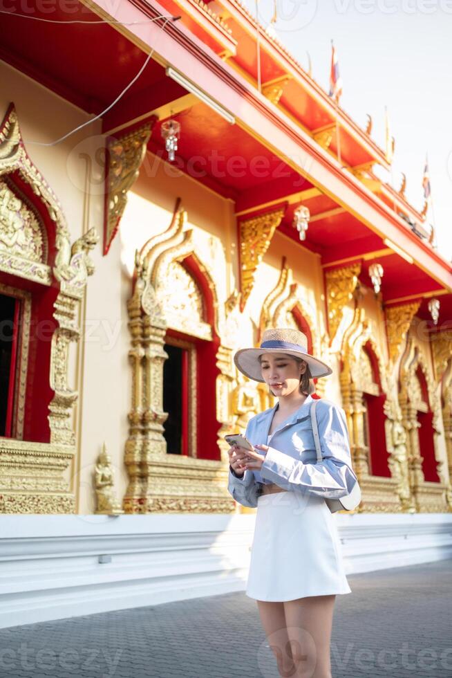 resande asiatisk kvinna reser och gående i bangkok chiang mai tempel, thailand, backpacker kvinna känsla Lycklig utgifterna koppla av tid i Semester resa foto