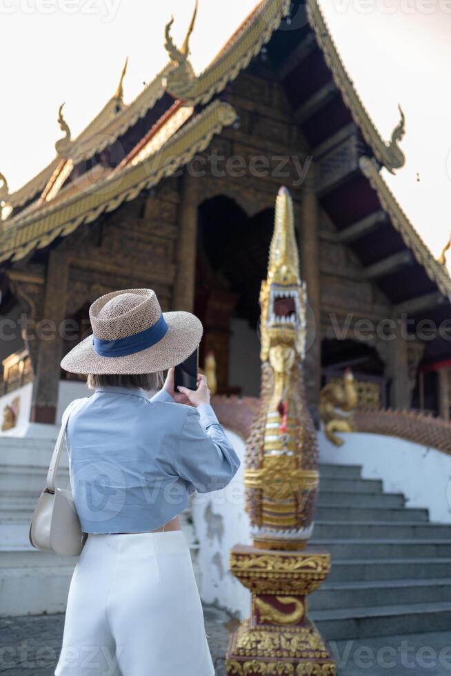 resande asiatisk kvinna reser och gående i bangkok chiang mai tempel, thailand, backpacker kvinna känsla Lycklig utgifterna koppla av tid i Semester resa foto