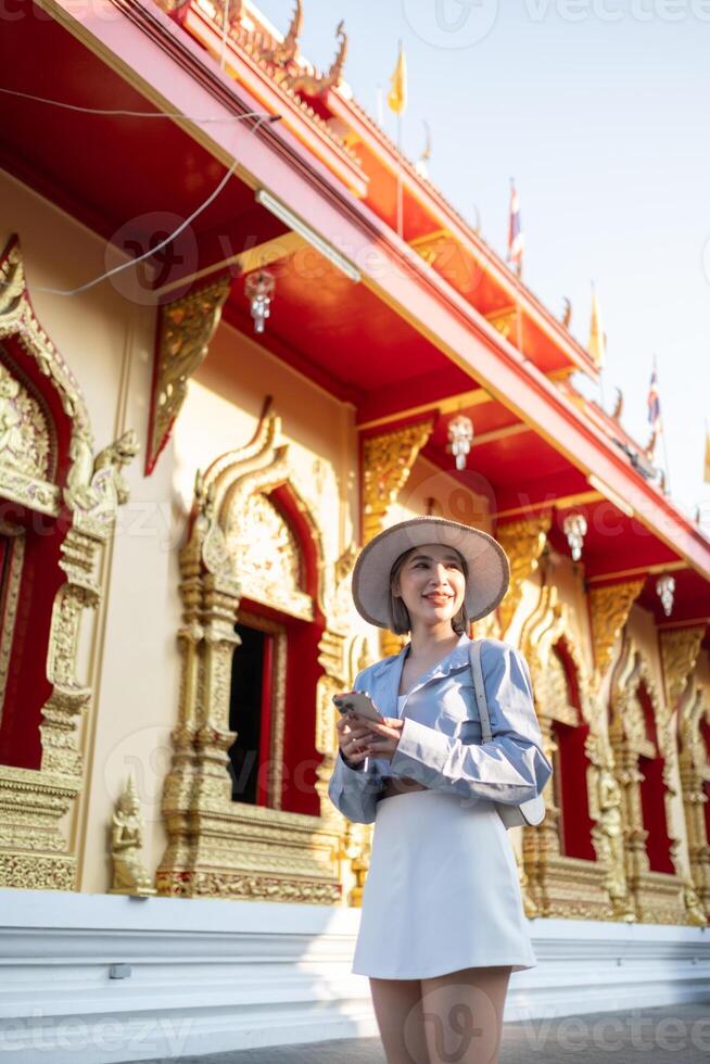 resande asiatisk kvinna reser och gående i bangkok chiang mai tempel, thailand, backpacker kvinna känsla Lycklig utgifterna koppla av tid i Semester resa foto