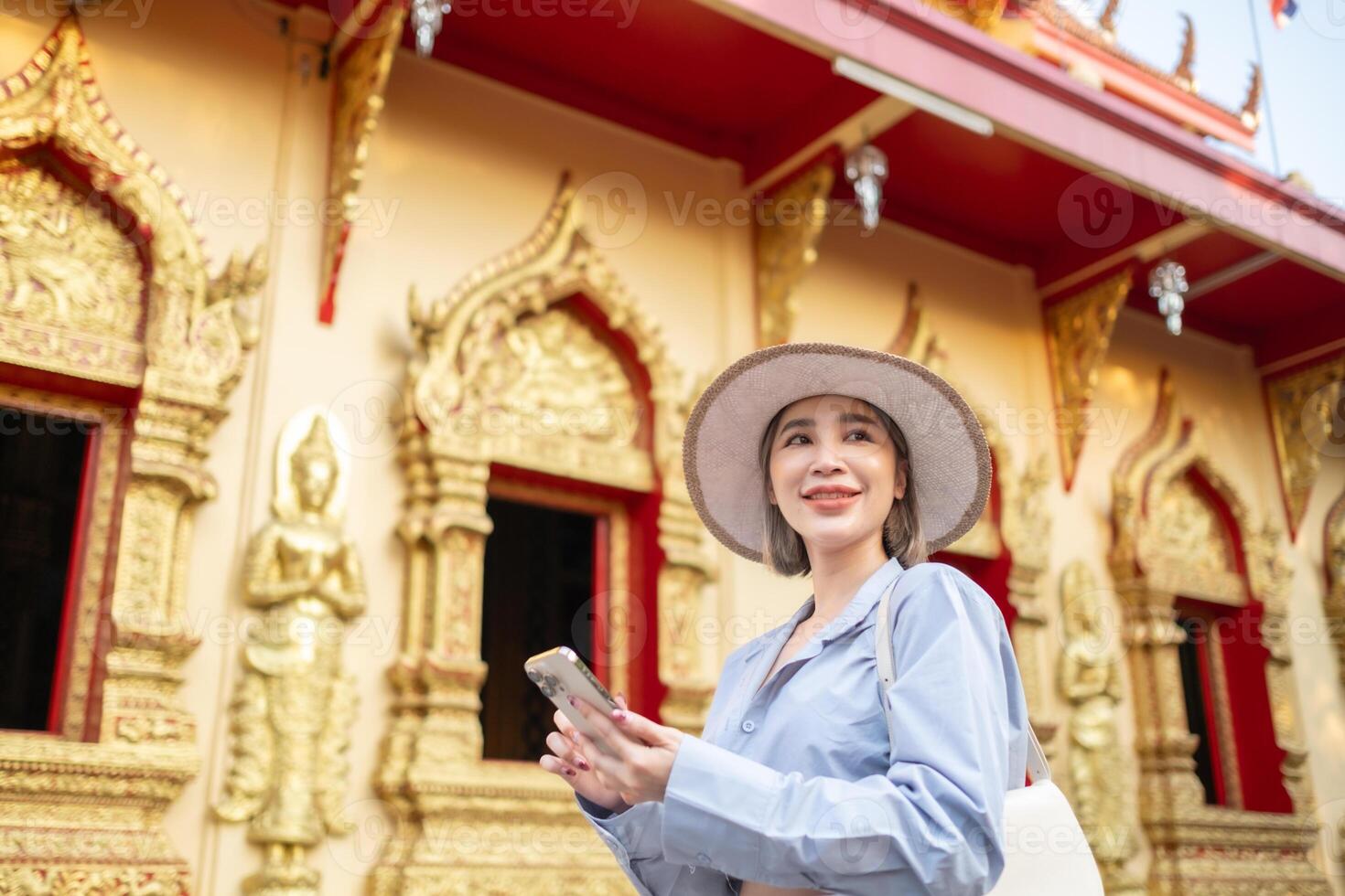 resande asiatisk kvinna reser och gående i bangkok chiang mai tempel, thailand, backpacker kvinna känsla Lycklig utgifterna koppla av tid i Semester resa foto