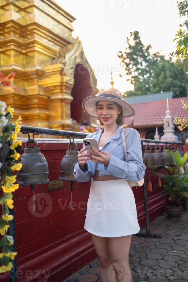 resande asiatisk kvinna reser och gående i bangkok chiang mai tempel, thailand, backpacker kvinna känsla Lycklig utgifterna koppla av tid i Semester resa foto