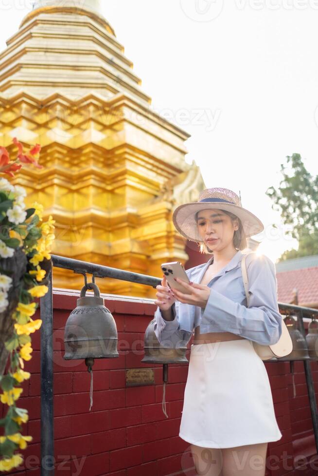 resande asiatisk kvinna reser och gående i bangkok chiang mai tempel, thailand, backpacker kvinna känsla Lycklig utgifterna koppla av tid i Semester resa foto