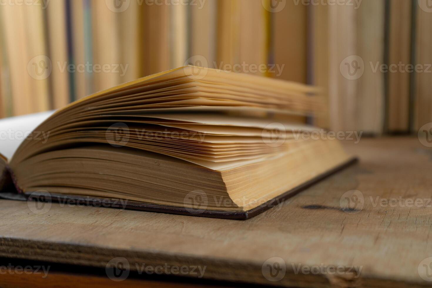 bok bakgrund. gammal böcker i de bibliotek. bokhylla affär. kunskap, publikationer, litteratur. bokälskande, bokhandel, bokhandel foto