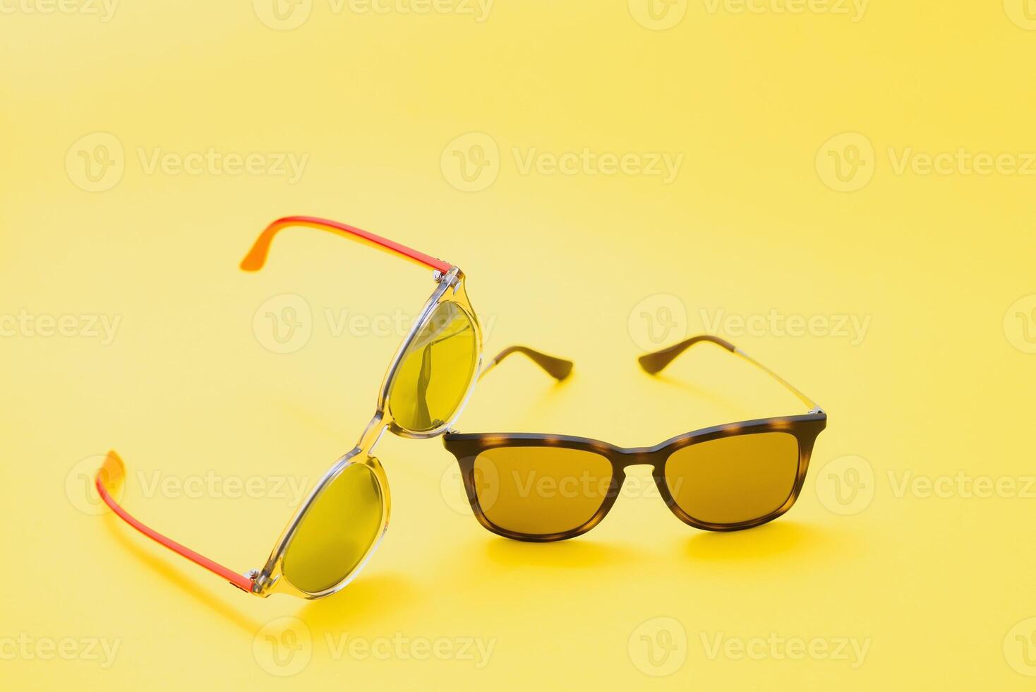 brun glasögon på gul bakgrund foto