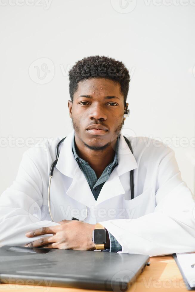 vänlig afrikansk amerikan läkare i modern kontor foto