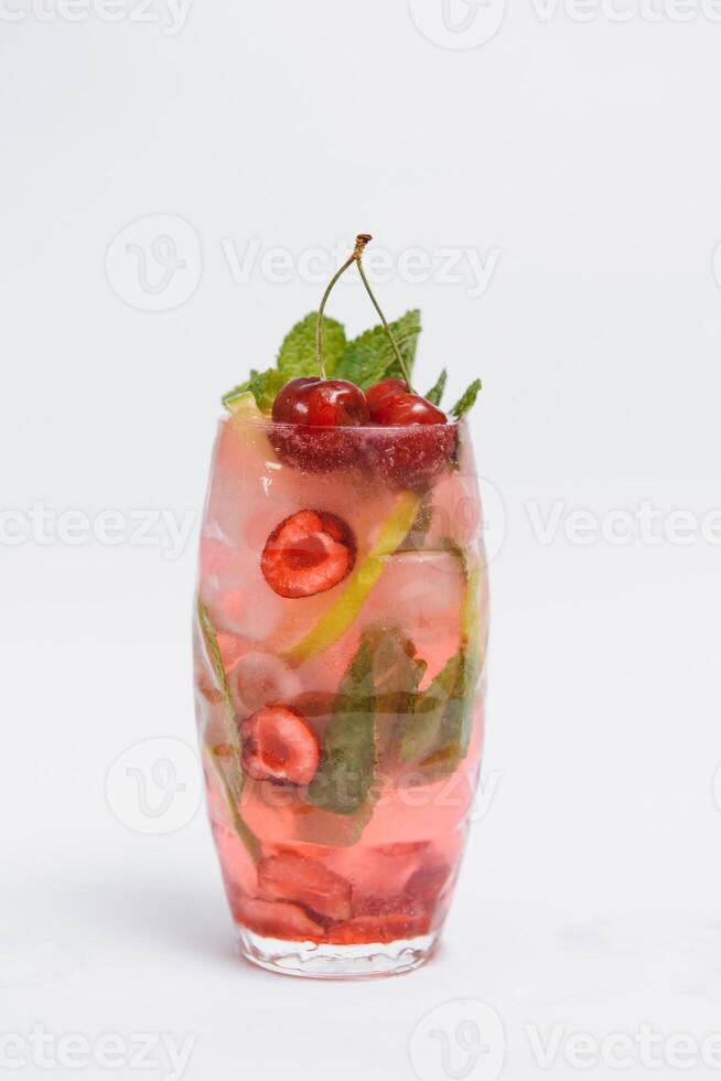 fruktcoctail på en vit bakgrund foto