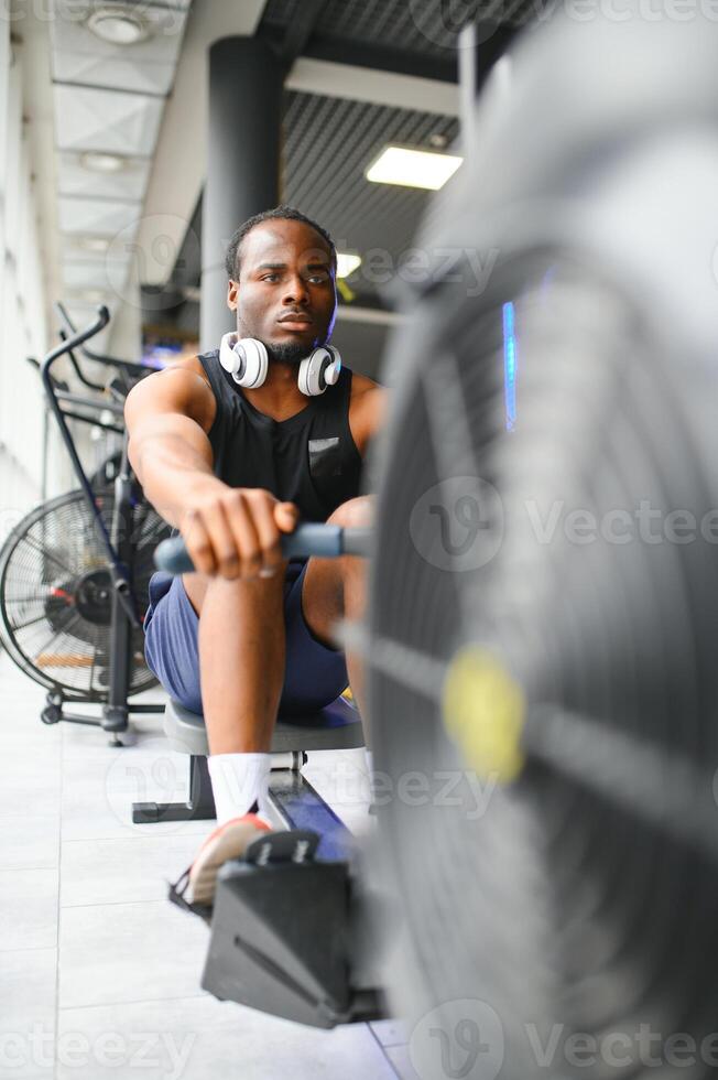 afrikansk amerikan man arbetssätt ut i de Gym. foto