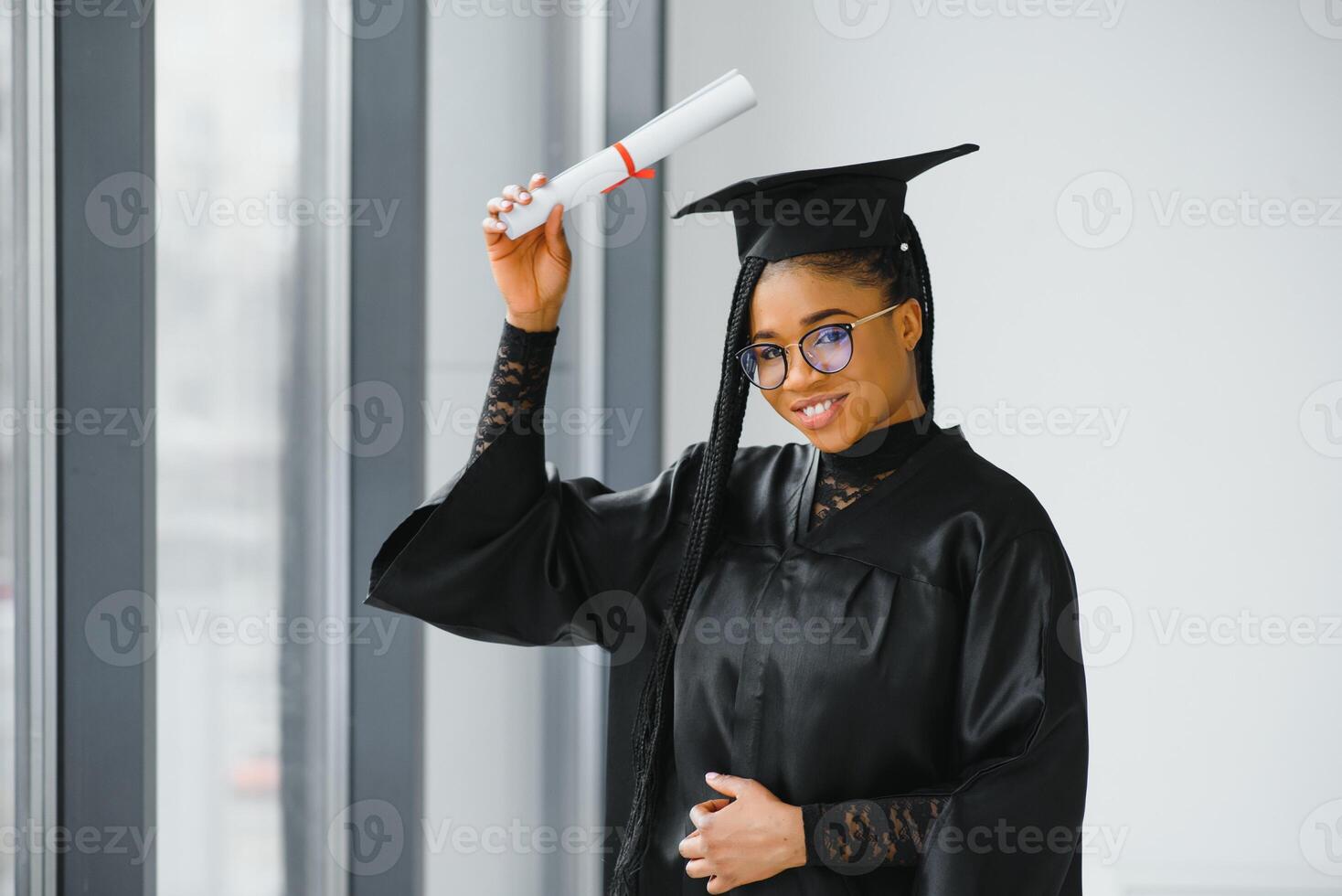 Lycklig afrikansk amerikan kvinna studerande med diplom på gradering foto