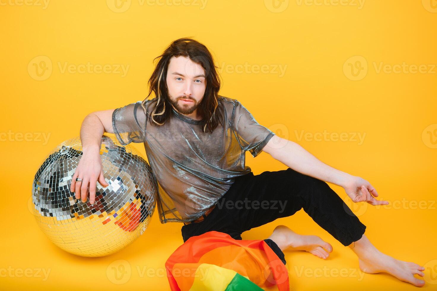 ungdom trans HBTQ med regnbåge flagga på axel isolerat Färg bakgrund. kön uttryck stolthet och jämlikhet begrepp. foto