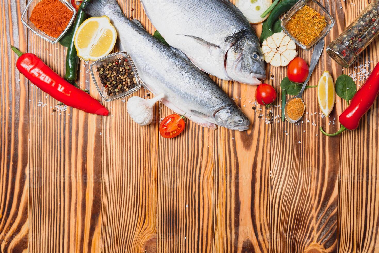 rå dorado och öring fisk med kryddor matlagning på skärande styrelse. färsk fisk dorado foto