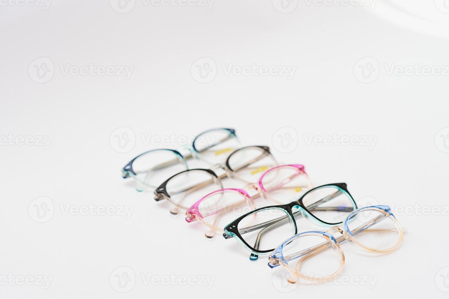 barnets plast ram för glasögon. falsk upp för de design av optik Lagra och affär, öga klinik. glasögon för läsning och distans, korrektion av syn. skön glasögon fälg. foto