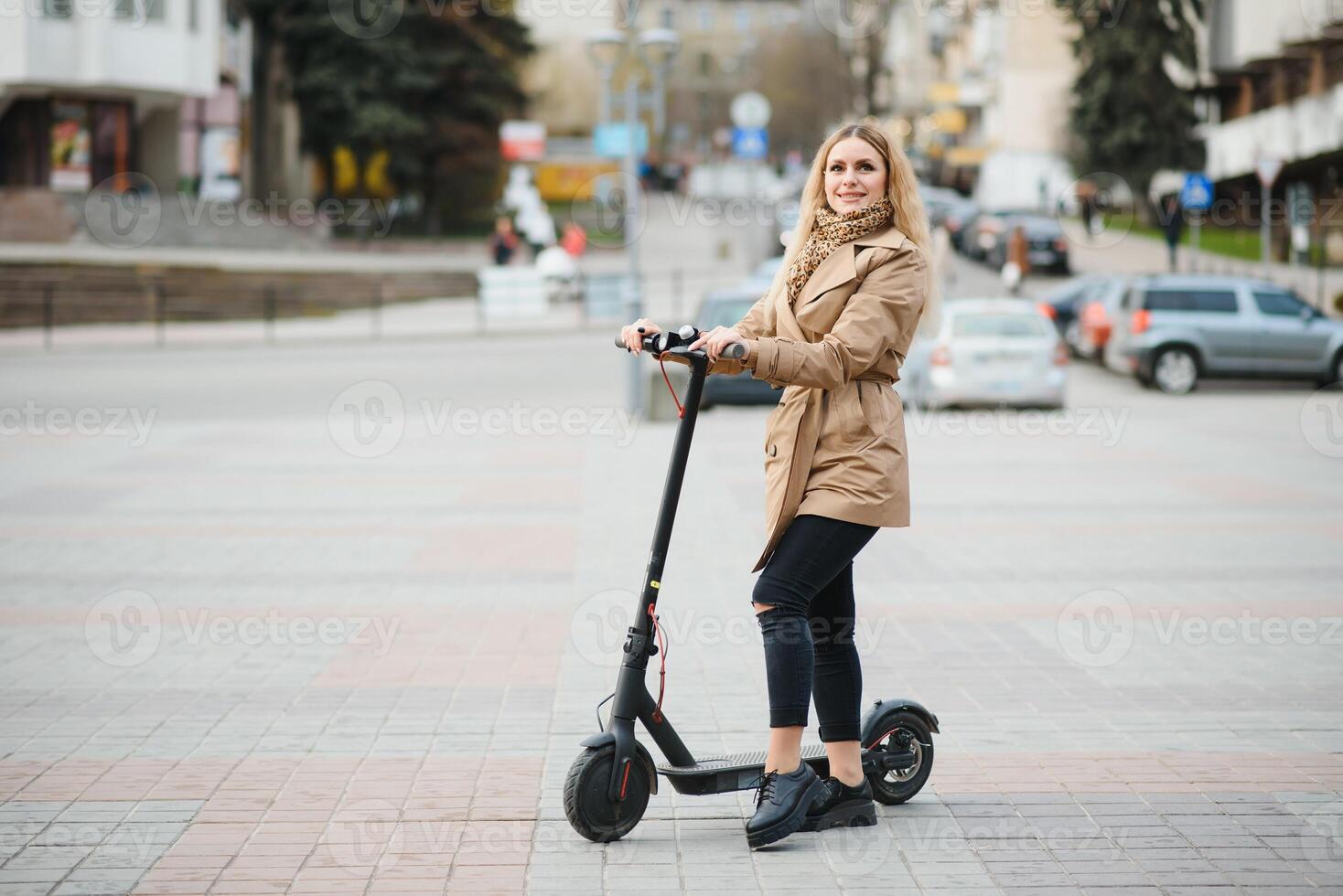 ung kvinna på elektro skoter i stad. foto