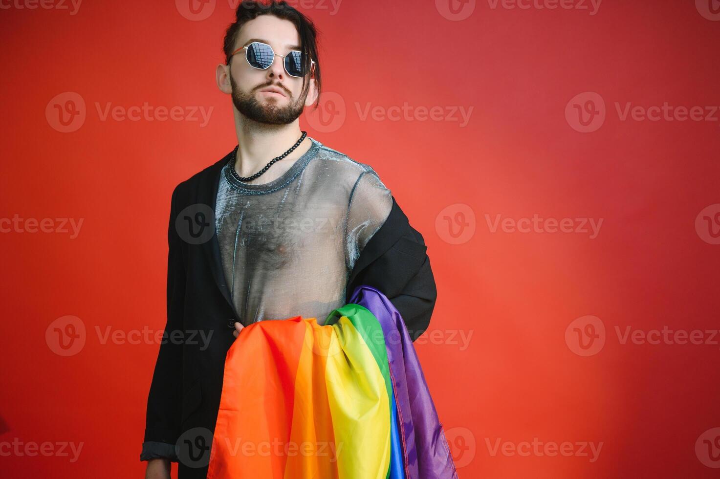 Gay man på en färgad bakgrund i de studio. de begrepp av de lgbtq gemenskap. jämlikhet. foto