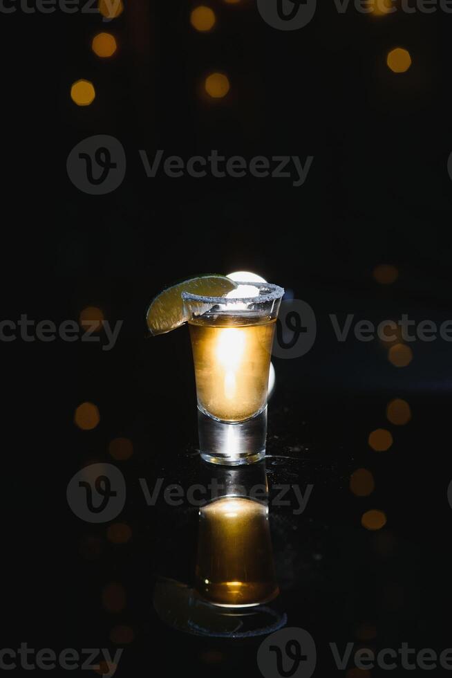 tequila skott med kalk . selektiv fokus foto