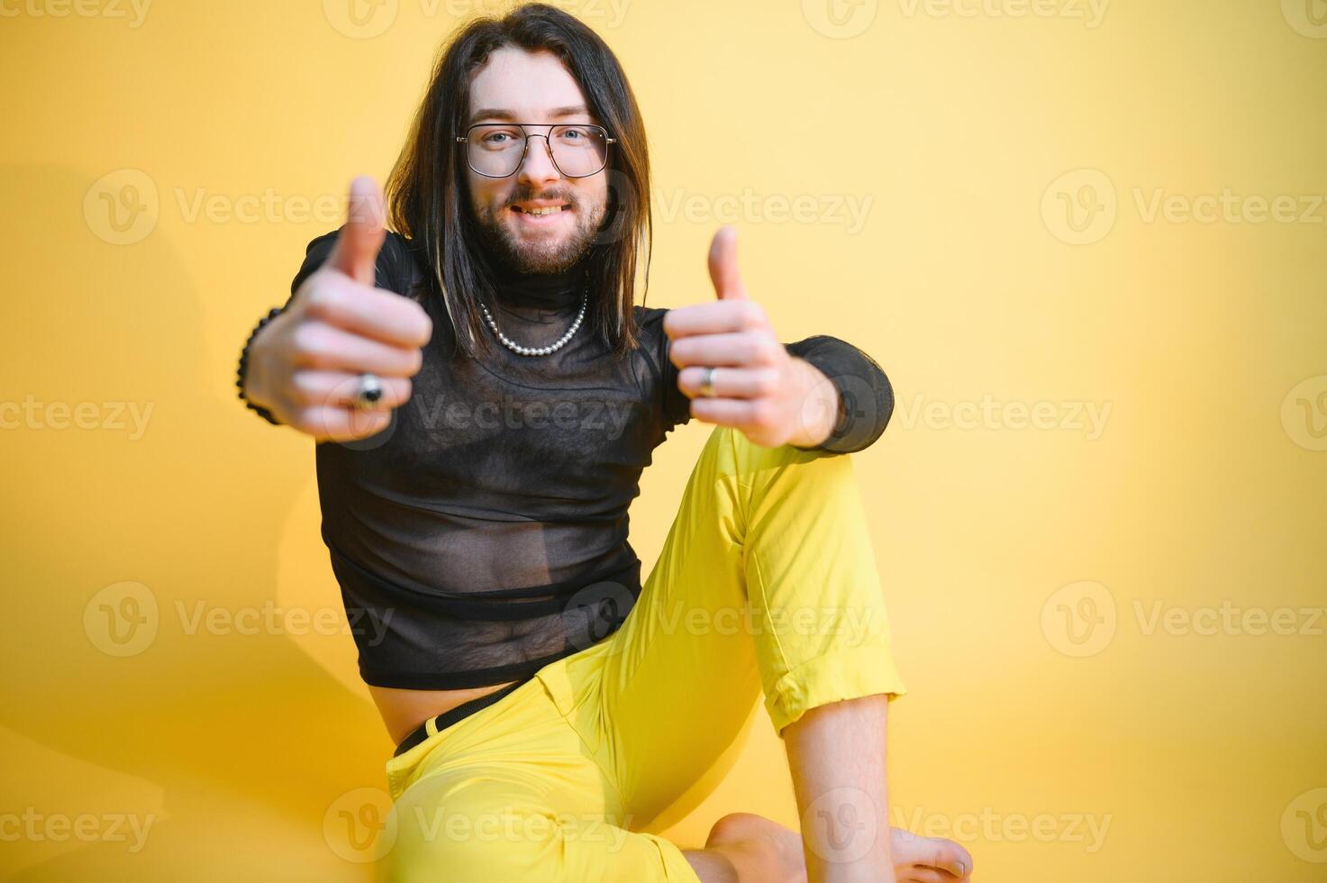 Gay man på en färgad bakgrund i de studio. de begrepp av de lgbtq gemenskap. jämlikhet. foto