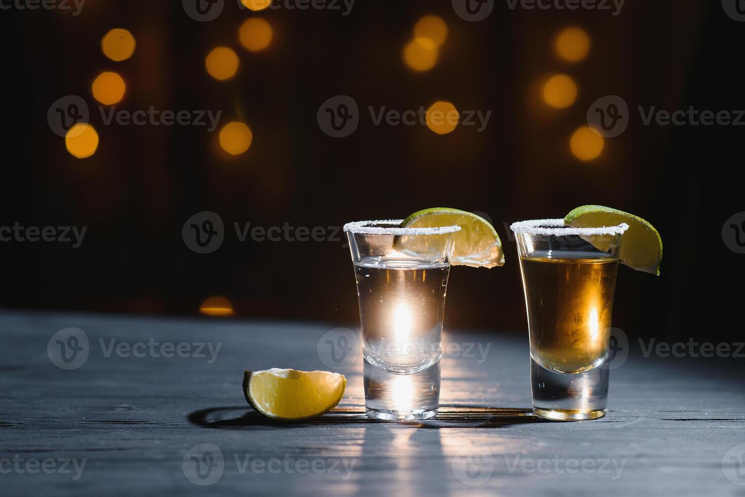 mexikansk tequila med kalk och salt på trä- tabell, selektiv fokus. copyspace. foto