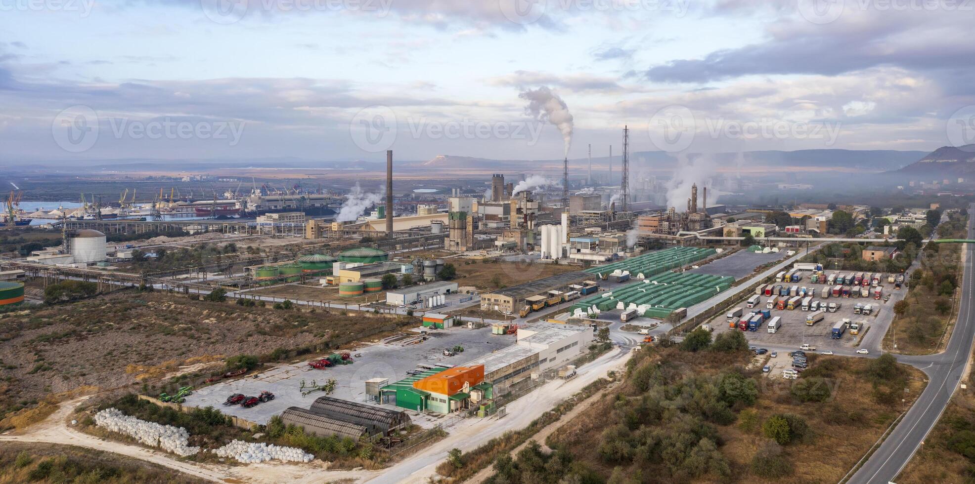 Fantastisk antenn panorama av ett industriell zon. foto