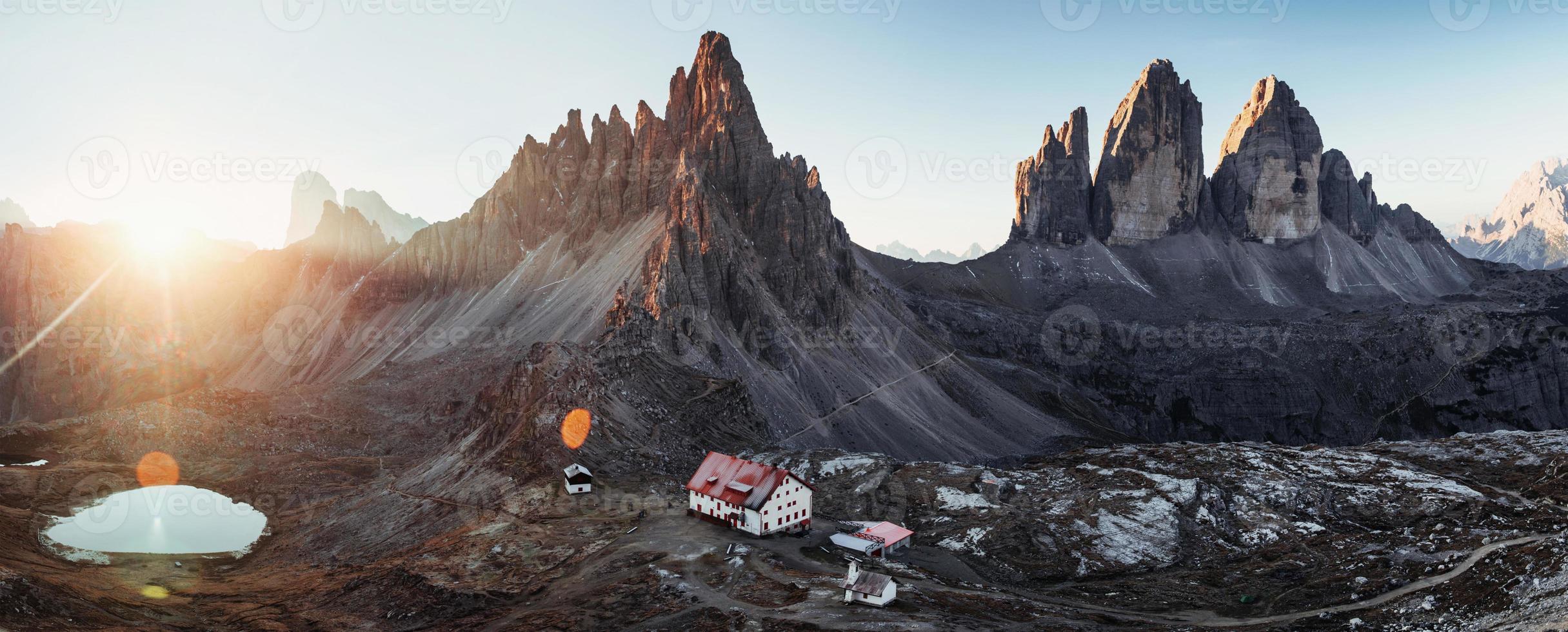sucn en underbar plats. enastående landskap av de majestätiska Seceda Dolomiterna bergen på dagtid. panoramafoto foto