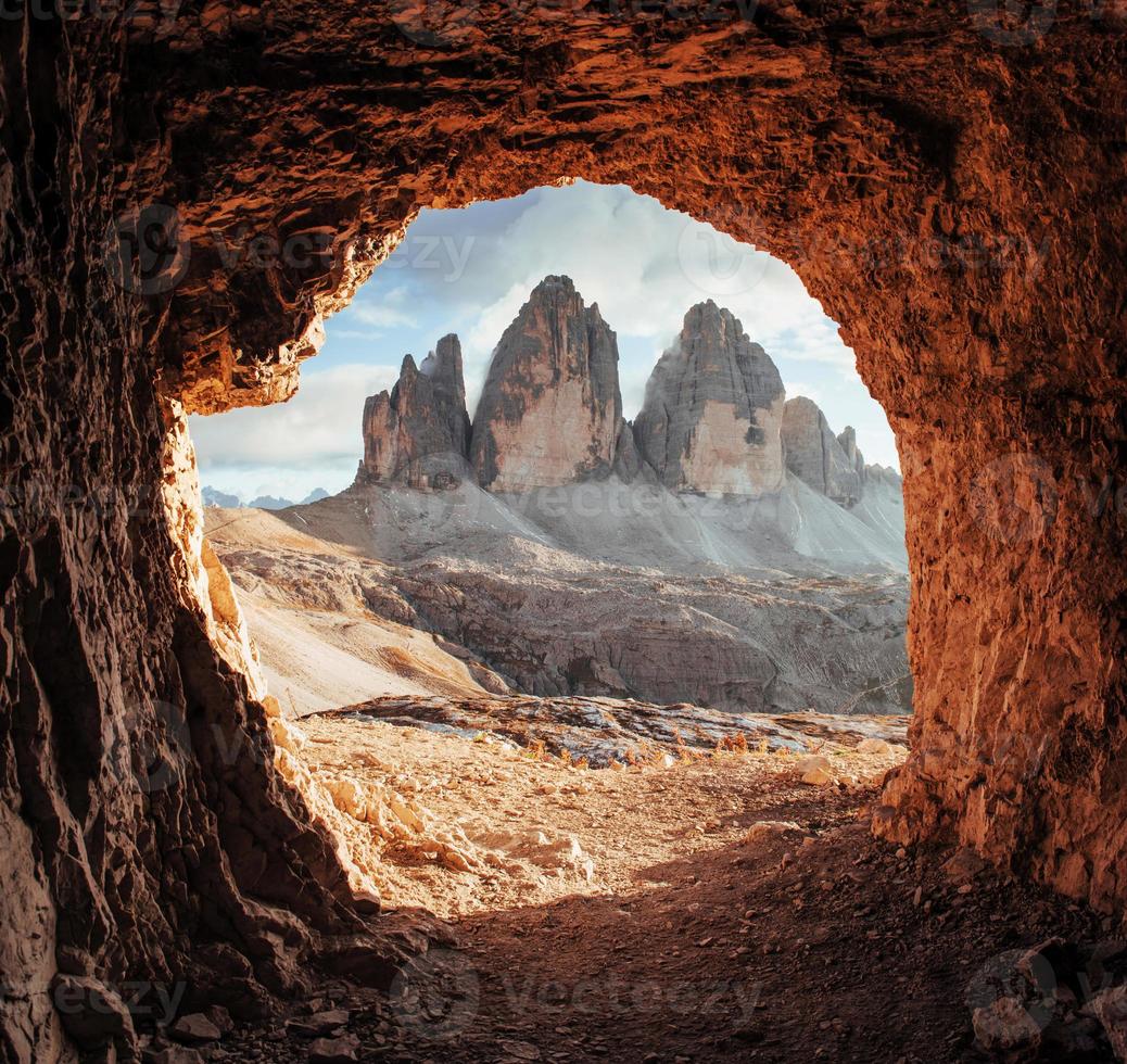 majestätiska tre cime berg med tre toppar. underbar bild i en solig dag. landskap italienska landskap foto
