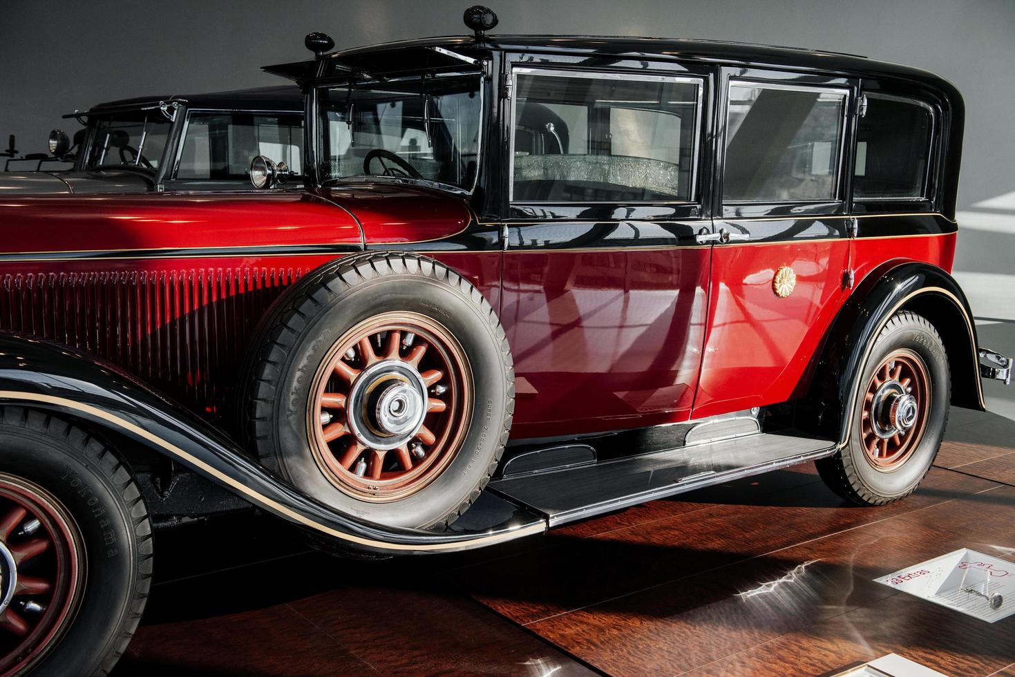 stuttgart, Tyskland - 16 oktober 2018 mercedes museum. två bilar. klassiska röda gamla fordon. sidovy. reservhjul på sidan foto