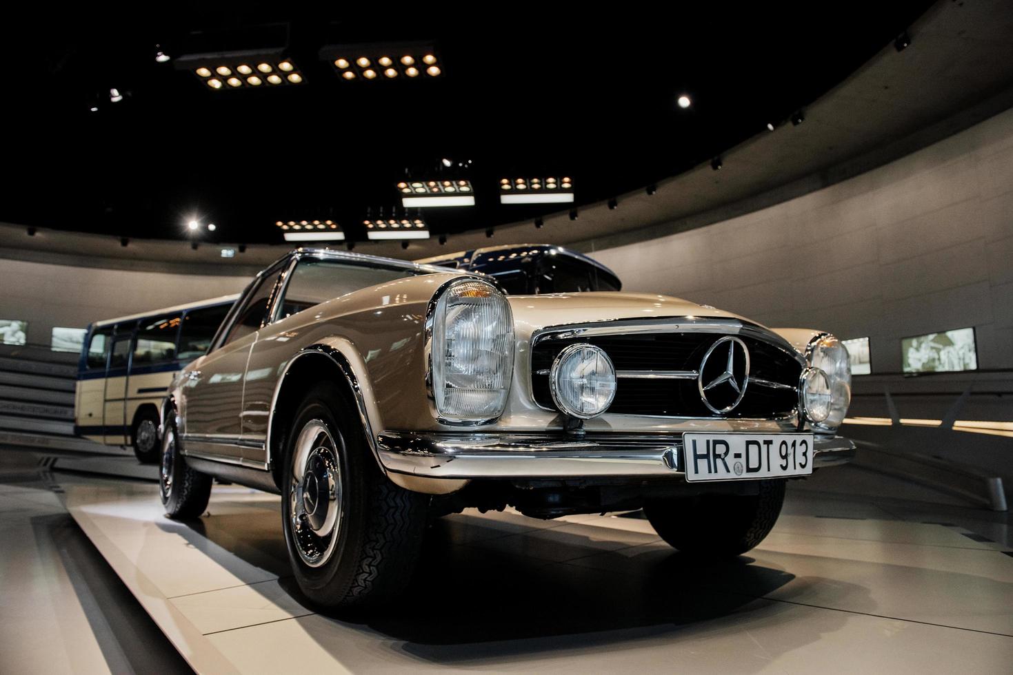 stuttgart, Tyskland - 16 oktober 2018 mercedes museum. bra belysning. brun bil från retrokollektion parkerad inomhus på bilmässan foto