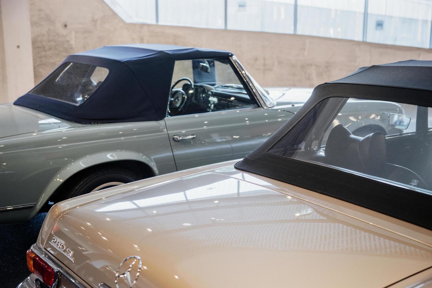 stuttgart, Tyskland - 16 oktober 2018 mercedes museum. snygga gamla retrobilar på bilmässan foto