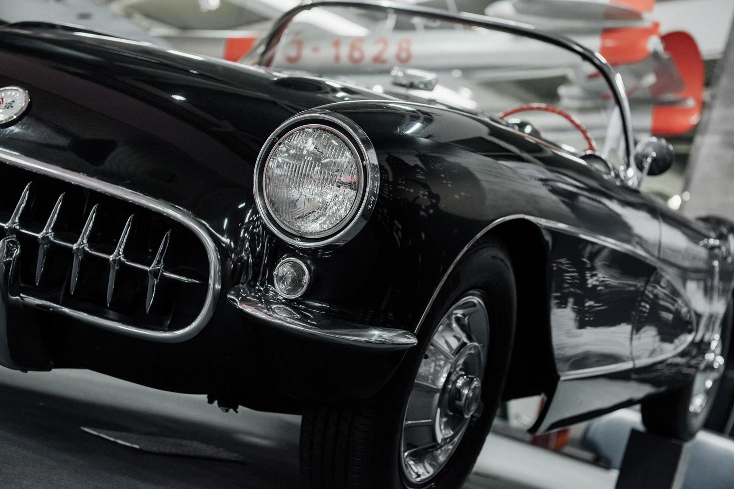 sinsheim, Tyskland - 16 oktober 2018 technik museum. lutande foto. främre strålkastare på den svarta lyxbilen foto