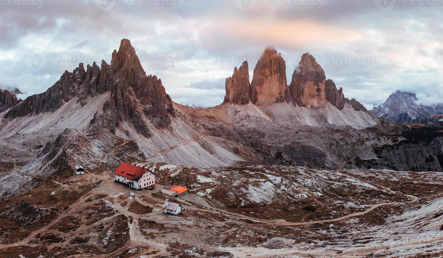 moln och dimma. enastående landskap av de majestätiska Seceda Dolomiterna bergen på dagtid. panoramafoto foto