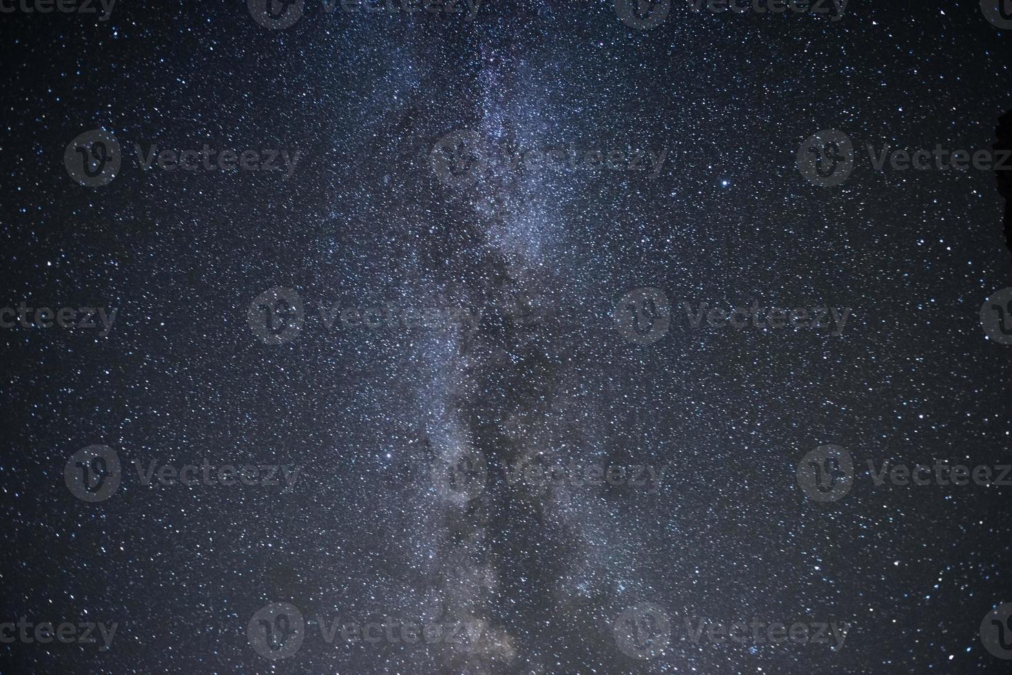 majestätisk och vacker. Vintergatan galax med stjärnor och rymddamm i universum. fotograferad på natthimlen foto