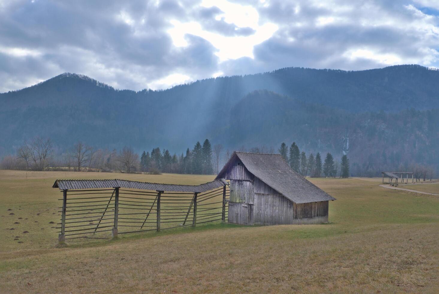 slovenien trä- höloft i solnedgång foto