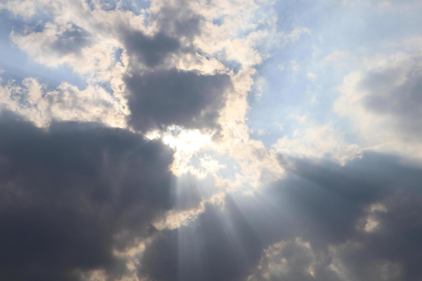 molnig himmel med Sol ljus. naturlig bakgrund. foto