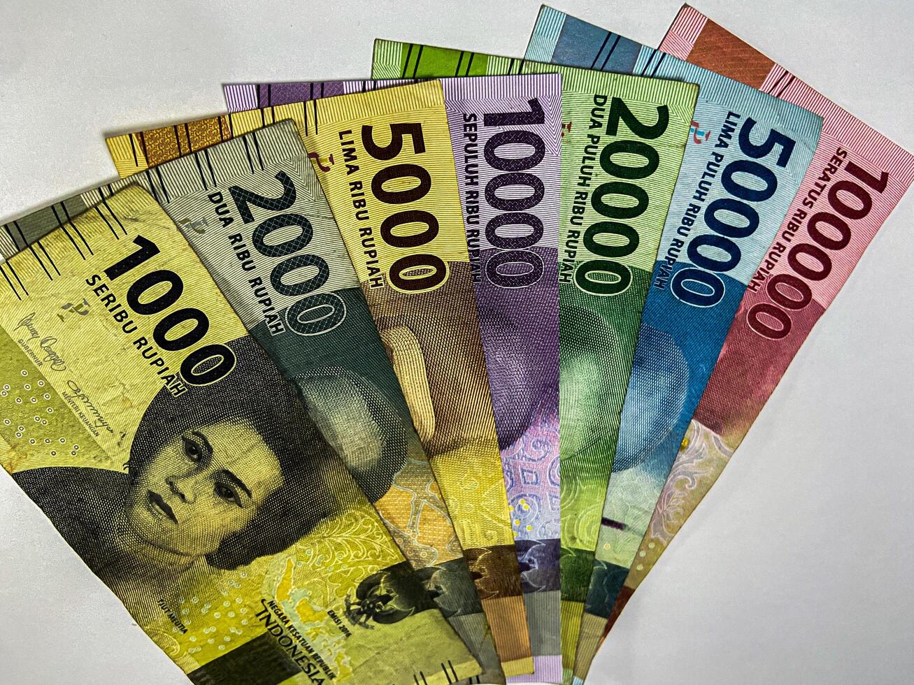 indonesiska rupiah. samling av indonesiska rupiah sedlar isolerat på vit bakgrund foto