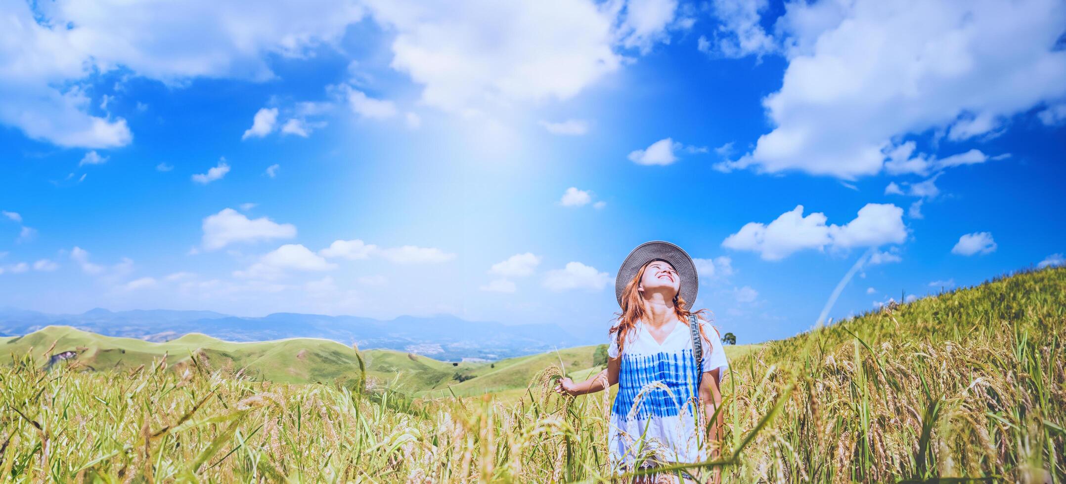 asiatiska kvinnor reser koppla av i semestern. stå naturlig touch berget fält sommar. i Thailand foto