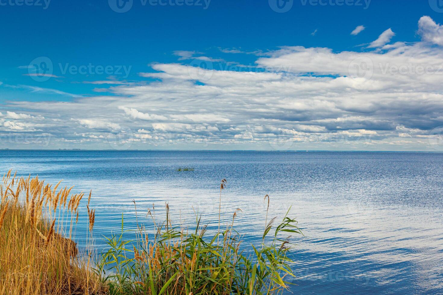 skön landskap av de hav mot de bakgrund av en blå himmel med moln foto