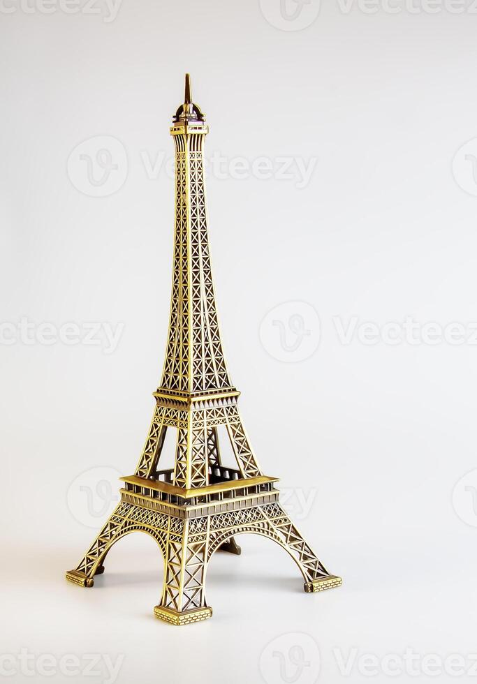 souvenir eiffel torn på en vit bakgrund. foto