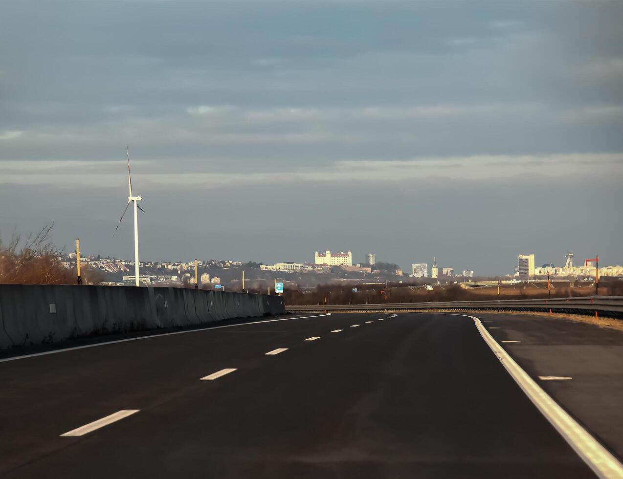 väg från wien till bratislava. panorama av bratislava på de horisont. foto